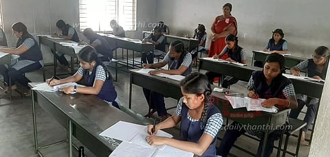 பிளஸ்-1 தேர்வு தொடக்கம்:17,841 மாணவ, மாணவிகள் எழுதினர்