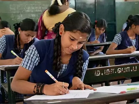 பிளஸ்-1 தேர்வை 14,758 மாணவ, மாணவிகள் எழுதினர்