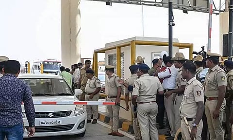 புதிதாக திறக்கப்பட்ட பெங்களூரு-மைசூரு நெடுஞ்சாலையில் சுங்க கட்டணம் வசூலிப்பதற்கு எதிராக போராட்டம்