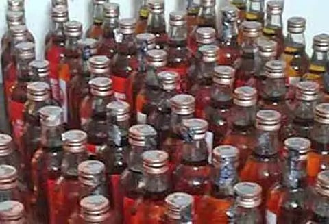 மது பாட்டில்களை பதுக்கி வைத்திருந்தவர் கைது