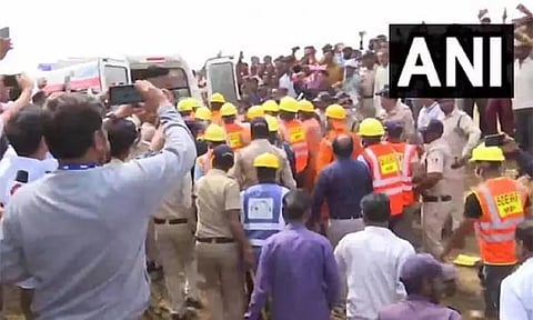 ம.பி. ஆழ்துளை கிணற்றில் தவறி விழுந்த 8 வயது சிறுவன்: 24 மணி போராட்டத்திற்கு பிறகு சடலமாக மீட்பு