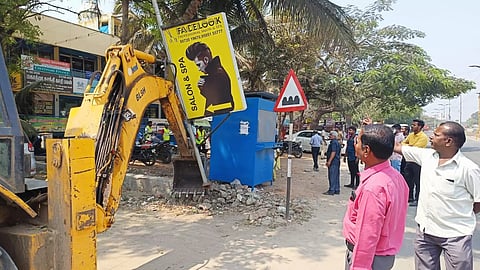 சாலையோர ஆக்கிரமிப்புகள் அகற்றம்