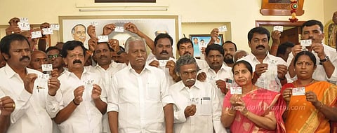 அ.தி.மு.க. உறுப்பினர்களுக்கு அடையாள அட்டை