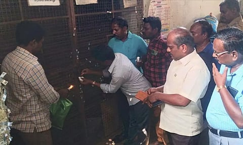 தொழில் வரி கட்டாத 2 டாஸ்மாக் கடைகளுக்கு சீல்