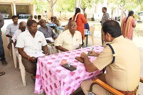 சிறப்பு விசாரணை முகாமில் 14 மனுக்களுக்கு உடனடி தீர்வு