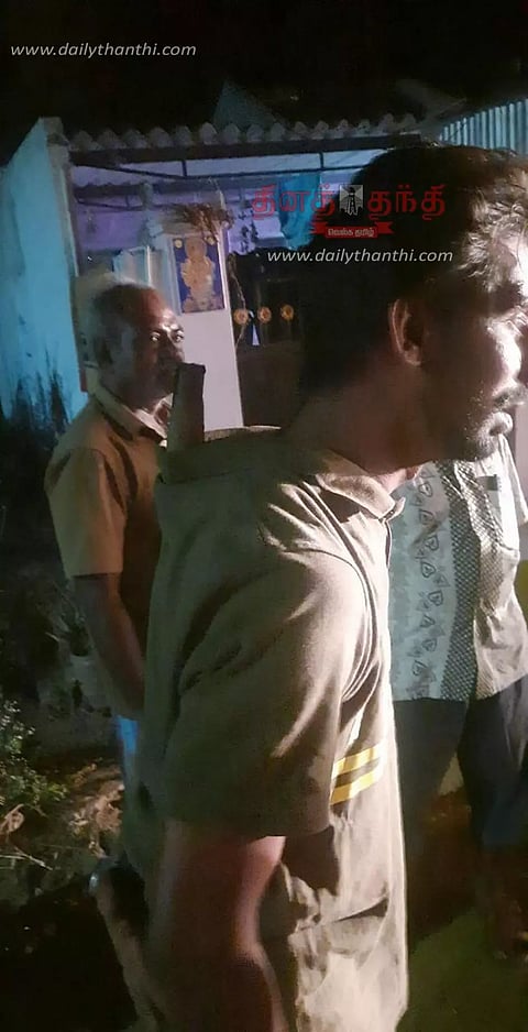 கோபி அருகே பட்டாக்கத்தியுடன் பொதுமக்களை மிரட்டிய வாலிபர்- சமூகவலைத்தளங்களில் வைரலாகும் புகைப்படம்