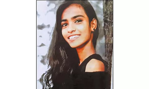 கல்லூரி மாணவி தூக்குப்போட்டு தற்கொலை; காதலன் இறந்த சோகத்தில் விபரீத முடிவு