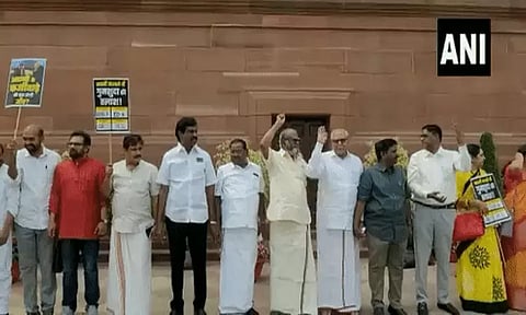 அதானி விவகாரம்: நாடாளுமன்றத்திற்கு வெளியே எதிர்க்கட்சி எம்.பி.க்கள் மனித சங்கிலி போராட்டம்