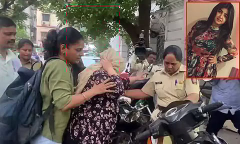 மராட்டிய துணை முதல்-மந்திரி மனைவிக்கு மிரட்டல்; ஆடை வடிவமைப்பாளர் கைது