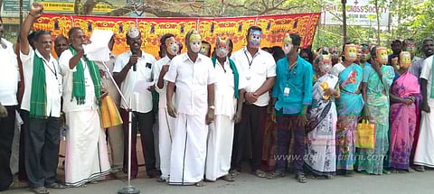 விவசாய சங்கத்தினர் முகமூடி அணிந்து நூதன ஆர்ப்பாட்டம்