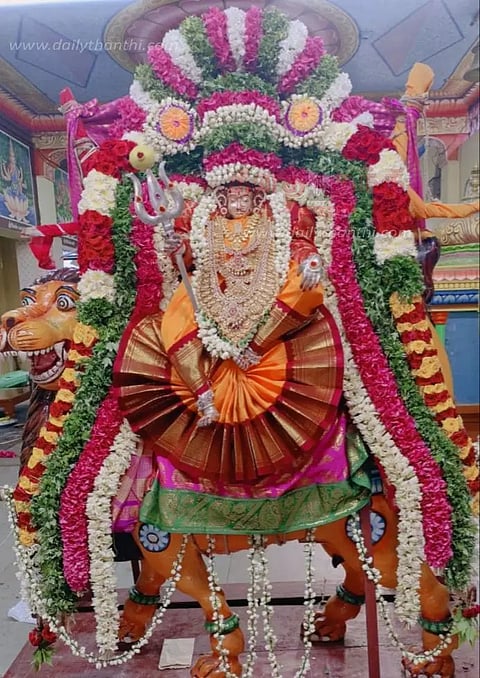 சிம்மவாகனத்தில் வேம்படி மாரியம்மன் வீதிஉலா