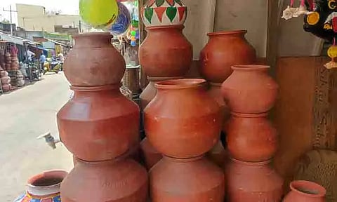 வெயிலின் தாக்கத்தை தணிக்க மண்பானை விற்பனை அமோகம்