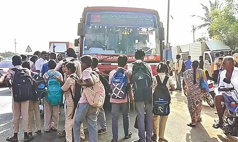 சென்னகுப்பம் பஸ் நிறுத்தத்தில் அரசு பஸ் நின்று செல்லாததால் மாணவ-மாணவிகள் அவதி