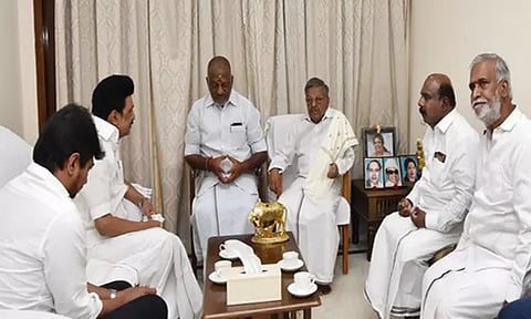 தாயார் மறைவு: ஓபிஎஸ் வீட்டிற்கு நேரில் சென்று ஆறுதல் கூறிய முதல்-அமைச்சர் மு.க.ஸ்டாலின்