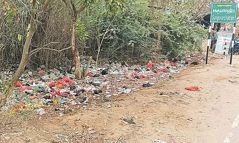 சுங்குவார்சத்திரம் அருகே சாலையோரம் கொட்டப்படும் குப்பையால் தொற்றுநோய் பரவும் அபாயம்