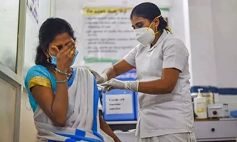 திடீர் மாரடைப்புக்கு கொரோனா தடுப்பூசி காரணம் இல்லை - மத்திய அரசு