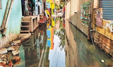 குடியிருப்பு பகுதியில் தேங்கி நிற்கும் கழிவுநீர்; நடவடிக்கை எடுக்க பொதுமக்கள் கோரிக்கை