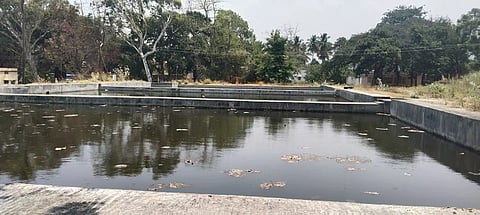 கூட்டுக் குடிநீர் தொட்டியில் தடுப்பு வேலி அமைக்காததால் விபத்து அபாயம்