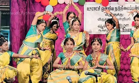 மாணவிகளின் கண்கவர் கலை நிகழ்ச்சி