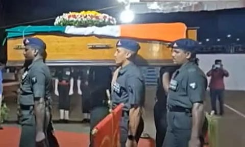 ஹெலிகாப்டர் விபத்தில் உயிரிழந்த தமிழக ராணுவ வீரரின் உடல் சொந்த ஊருக்கு கொண்டு வரப்பட்டது
