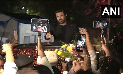 ஆஸ்கார் விருதுக்கு பின் நள்ளிரவில் ஐதராபாத் திரும்பிய நடிகர் ராம்சரண்; மலர் தூவி உற்சாக வரவேற்பு