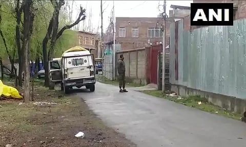 காஷ்மீரின் முக்கிய நகரங்கள் உள்பட 8 இடங்களில் மாநில புலனாய்வு அமைப்பு அதிரடி சோதனை