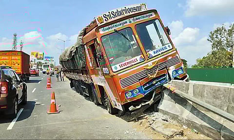 பூந்தமல்லி அருகே சாலை தடுப்பு சுவர் மீது சரக்கு லாரி மோதி விபத்து