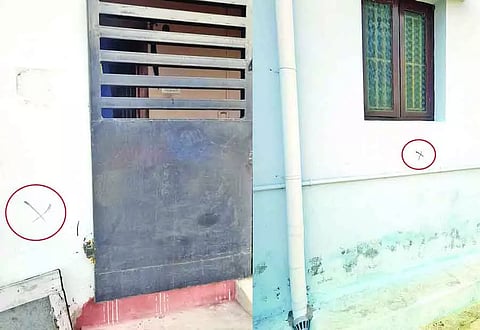 வீட்டு சுவர்களில் வரையப்பட்ட குறியீடுகள்