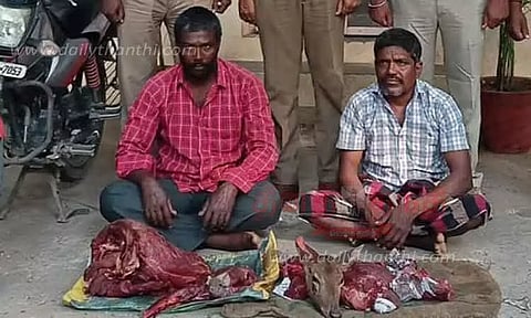 மோட்டார் சைக்கிளில் மான்கறி எடுத்துச்சென்ற 2 பேர் பிடிபட்டனர்