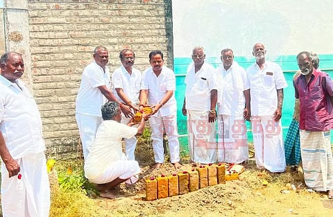 சிமெண்டு சாலைகள் அமைக்க அடிக்கல் நாட்டு விழா