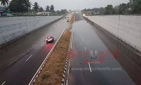 பெங்களூரு-மைசூரு விரைவுச்சாலையில் தண்ணீர் தேங்கியது