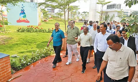 விதிமுறைகளை மீறி மரங்கள் அகற்றப்பட்டதா? திரு.வி.க. பூங்காவில் ஐகோர்ட்டு நீதிபதி ஆய்வு - குடியிருப்போர் நலச்சங்கத்தினர் புகாரால் பரபரப்பு