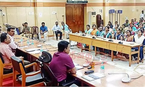 கிராம உதவியாளர்களுக்கு அடிப்படை பயிற்சி குறித்து கூட்டம்