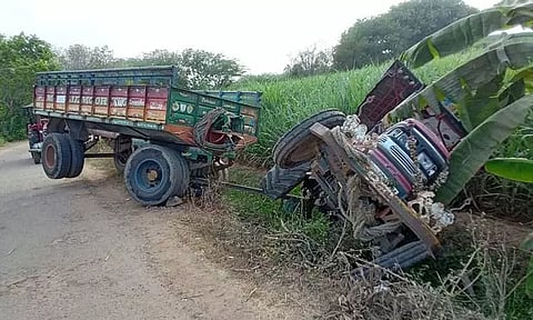 வடபொன்பரப்பி அருகேடிராக்டர் கவிழ்ந்து விபத்து