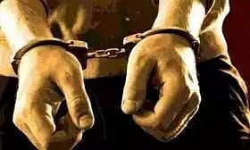 டாஸ்மாக் கடை ஊழியர்களை தாக்கிய 4 பேர் கைது