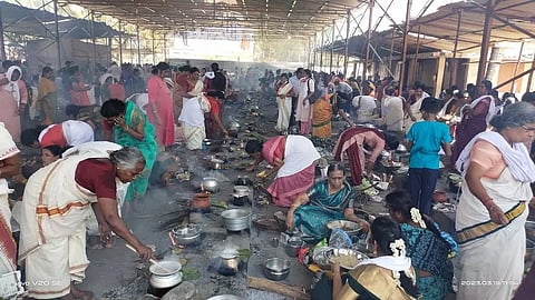 மண்டைக்காடு பகவதியம்மன் கோவிலில்கேரள பக்தர்கள் பொங்கலிட்டு வழிபாடு