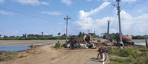 குறுகலான தற்காலிக சாலை அகலப்படுத்தப்படுமா?