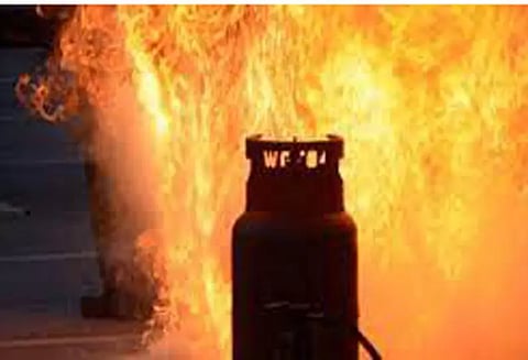 சைனீஸ் ஓட்டலில் கியாஸ் சிலிண்டர் வெடித்து விபத்து