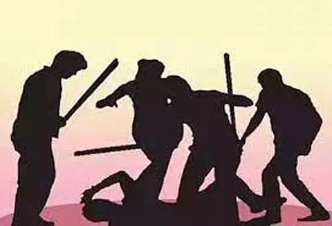 விசாரணைக்காக வந்த கட்டிட ஒப்பந்ததாரர் மீது தாக்குதல்