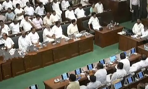 அதிமுக உறுப்பினர்கள் சட்டசபையில் இருந்து வெளிநடப்பு..!