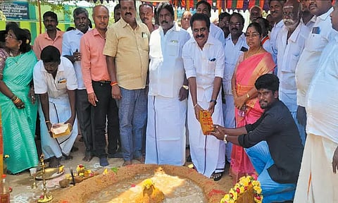 வேளியூர், படுநெல்லி ஊராட்சிகளில் பள்ளி கட்டிடம், அங்கன்வாடி கட்டிடம் கட்டும் பணி