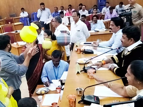 காங்கிரஸ் கவுன்சிலர்கள்காலி குடங்களுடன் போராட்டம்