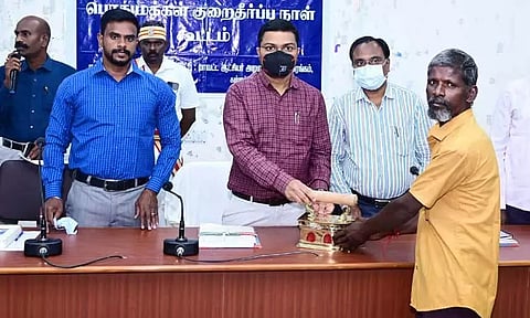 கள்ளக்குறிச்சியில் நடந்தபொதுமக்கள் குறைகேட்பு கூட்டத்தில் 15 பேருக்கு நலத்திட்ட உதவிகலெக்டர் ஷ்ரவன்குமார் வழங்கினார்