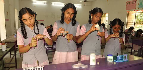 10-ம் வகுப்பு மாணவ-மாணவிகளுக்கு செய்முறை தேர்வு தொடங்கியது