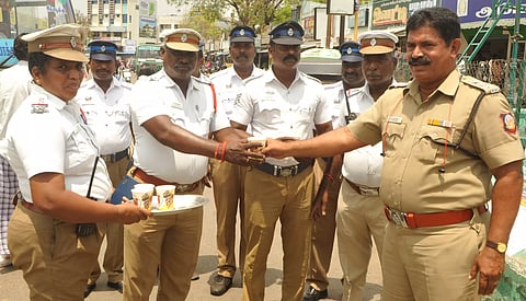 வெயிலை சமாளிக்க போக்குவரத்து போலீசாருக்கு நீர்மோர்