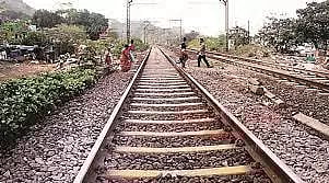 தண்டவாளத்தை கடக்க முயன்ற வாலிபர் ரெயிலில் அடிபட்டு சாவு