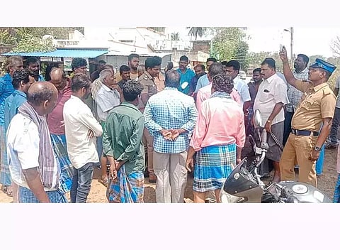 பெண்ணாடம் அருகே, மேம்பாலத்தின் கீழ் பகுதியில்கனரக வாகனங்கள் சென்று வரும் திட்டத்திற்கு பொதுமக்கள் எதிர்ப்புஅதிகாரிகளிடம் வாக்குவாதம் செய்ததால் பரபரப்பு