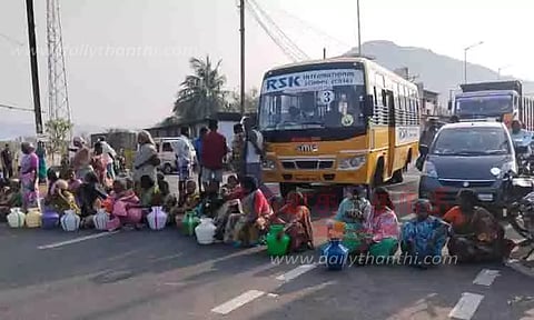 குடிநீர் கேட்டு காலிக்குடங்களுடன் பெண்கள் மறியல்