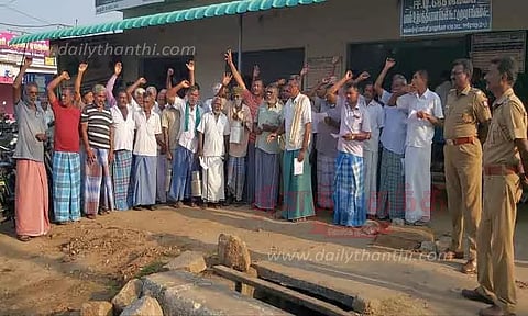 பவானி அருகே ஜம்பையில்பால் உற்பத்தியாளர்கள் ஆர்ப்பாட்டம்