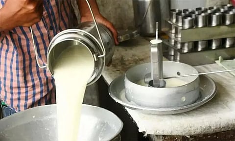 சென்னை: அம்பத்தூர் ஆவின் பால் பண்ணையில் பால் பாக்கெட்டுகள் உற்பத்தி பாதிப்பு